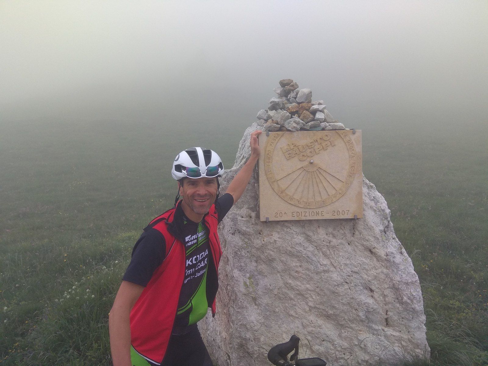 Grimpée du col Fauniera dans la brume, stelle de la cyclosportive "la Fausto-Coppi"