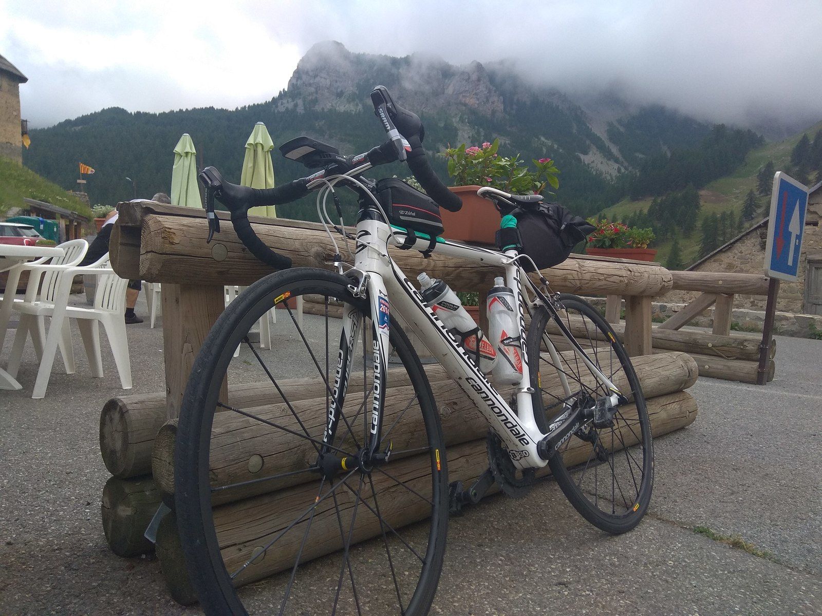 Pause coca dans l'ascension de la Bonette, juste avant le camp des fourches
