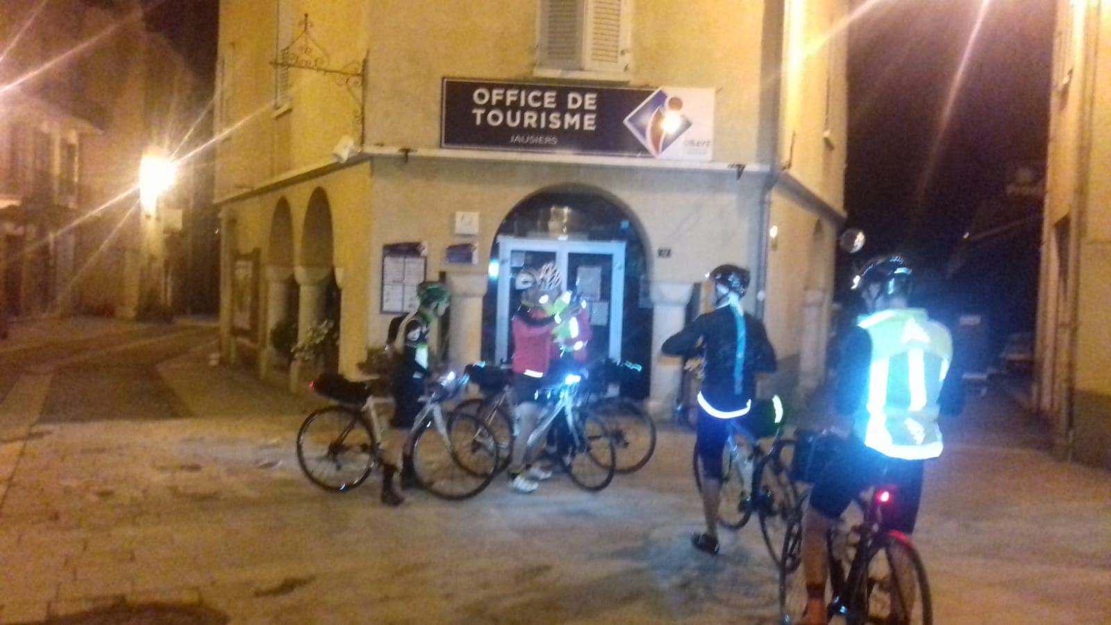 L'équipe à l'Office du Tourisme de Jausiers, point officiel de départ des 7 Majeurs