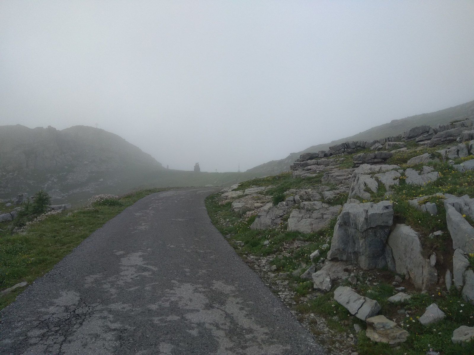 L'arrivée au col Fauniera, avec la stelle Marco Pantani en arrière plan