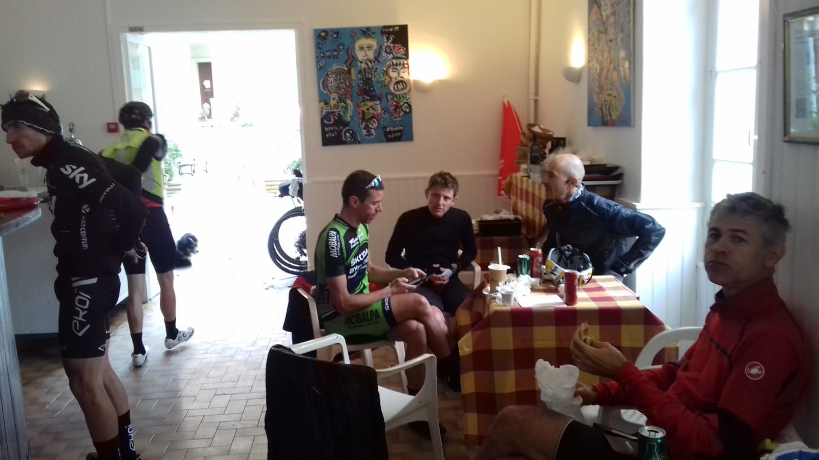 Pause déjeuner à Isola Village avant d'attaquer les 38 derniers kilomètres d'ascension jusqu'à la Bonette !