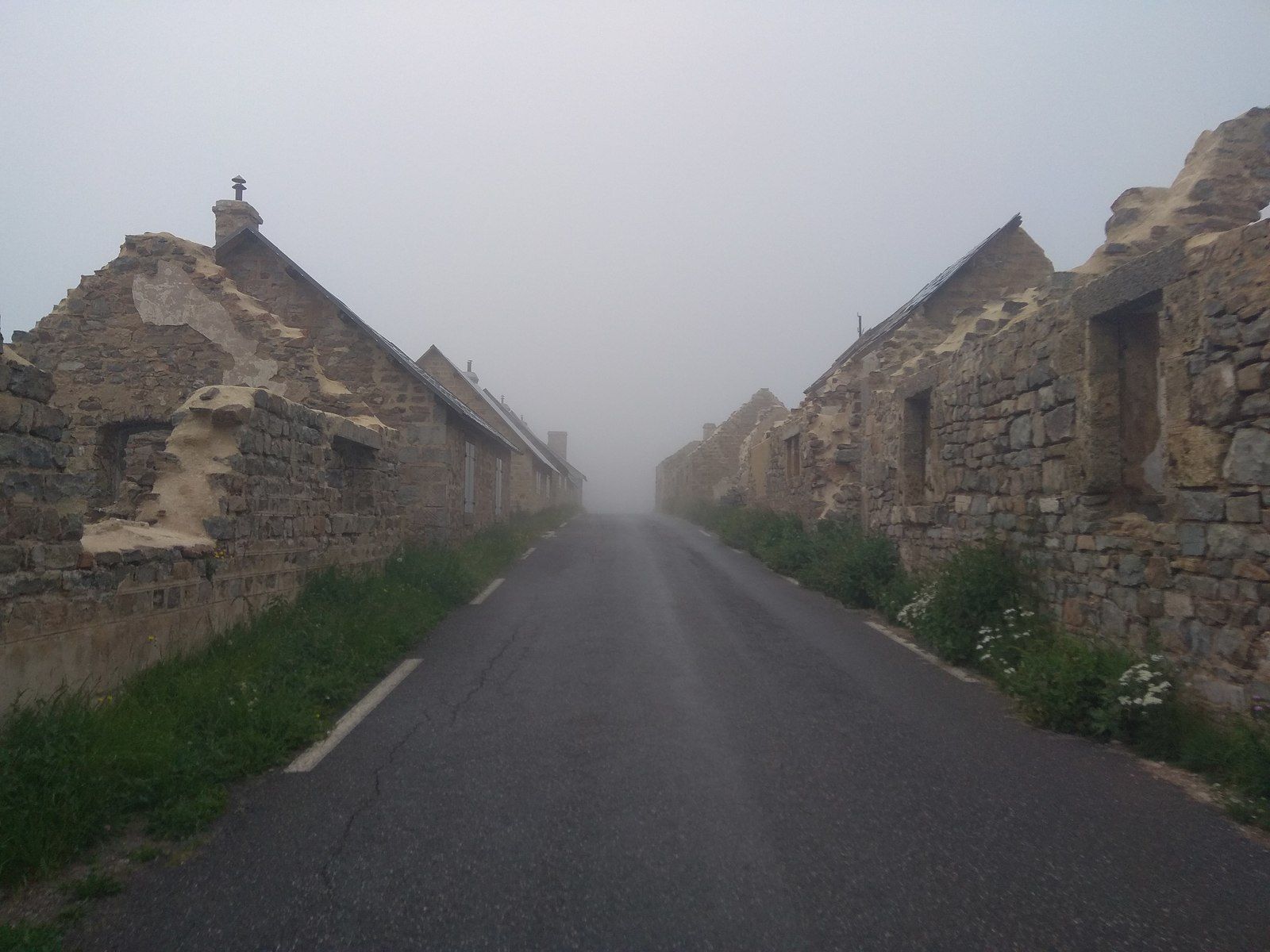 Passage au camp des fourches à 10 kms du sommet...bien brumeux...