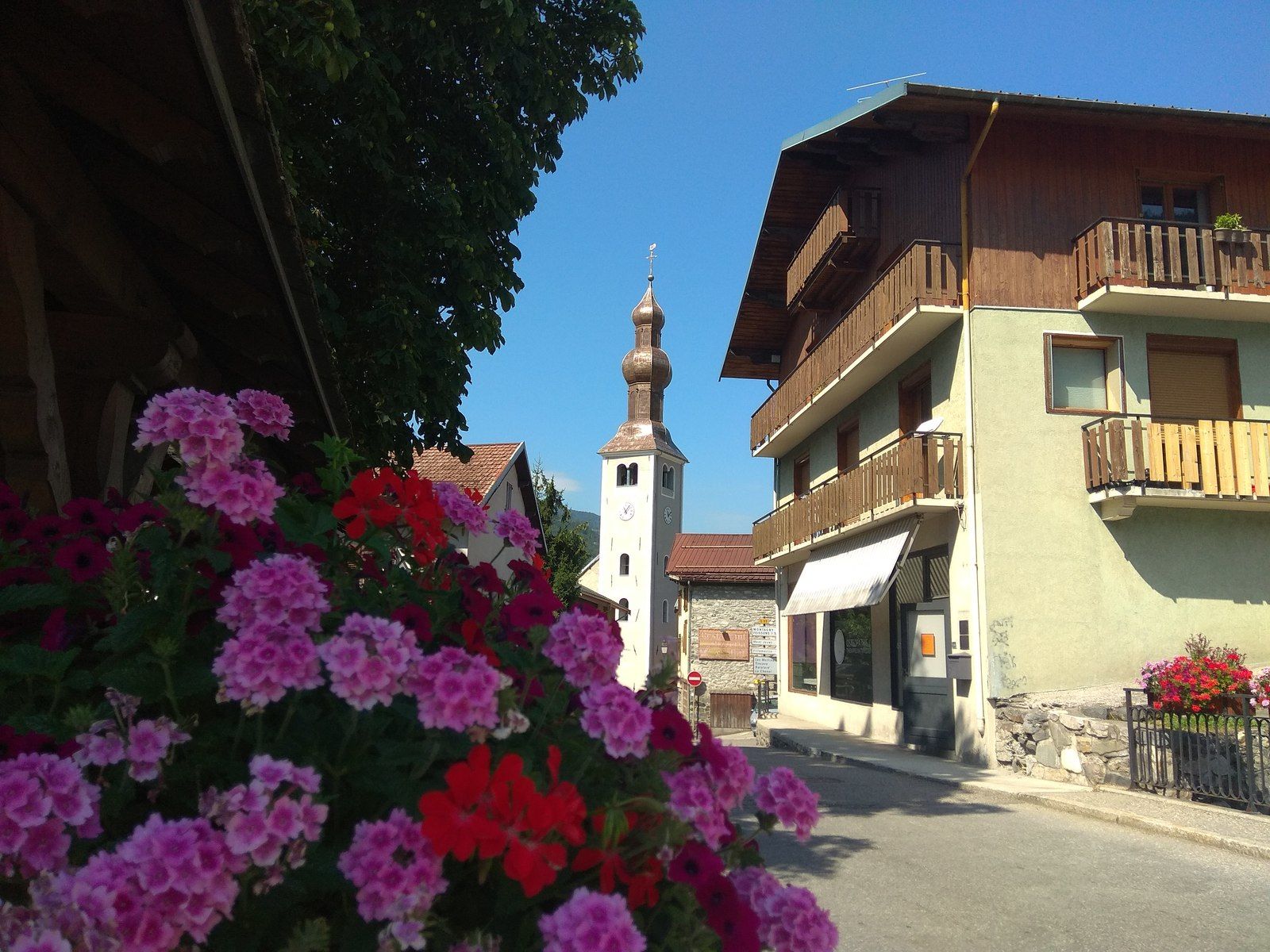 Le village de Bozel, Vanoise, et son clocher à Bulbe