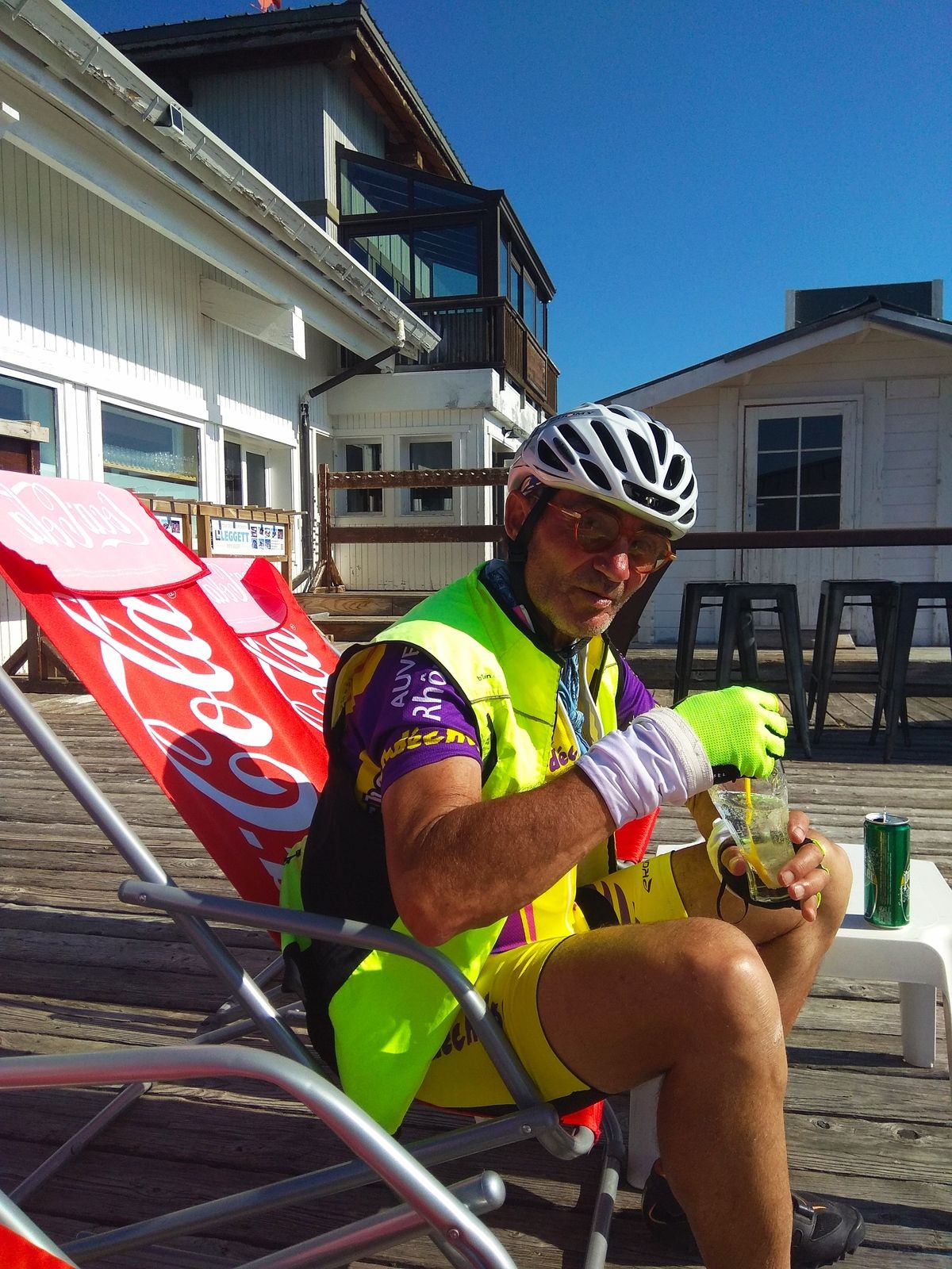 Un bon pierrier tranche pour se rafraîchir au sommet de ce col d'exception