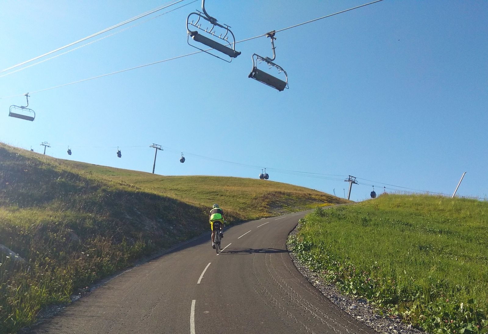 Une vraie piste de ski ce col de la Loze, même des télésièges au dessus de nos têtes