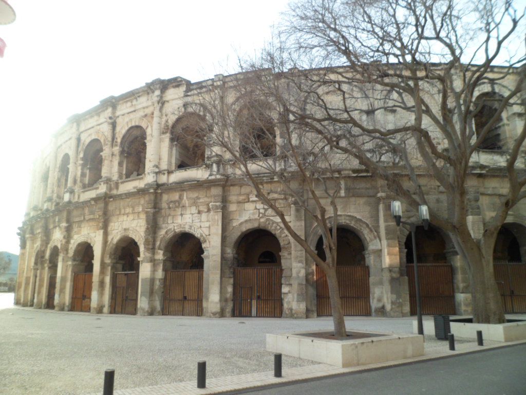 les Arènes de Nîmes, photo prise un matin tôt bien avant le confinement 