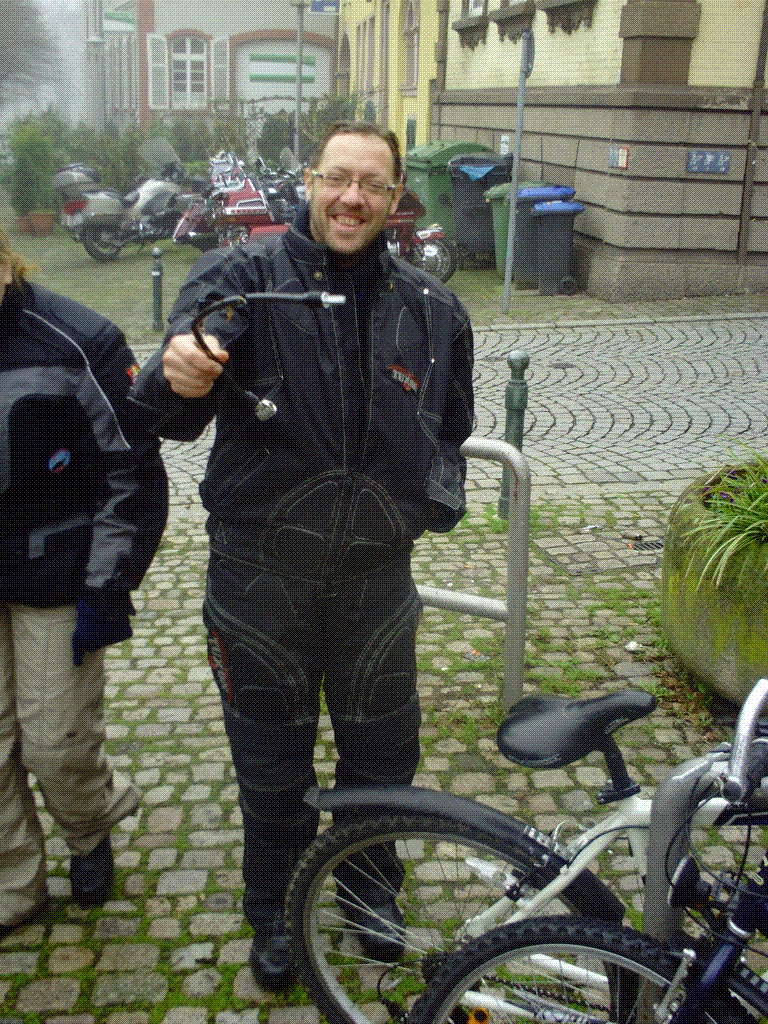 NON ALEXIS.........CELA APPARTIENT PAS À MA GOLD...............T'AS FINI !!