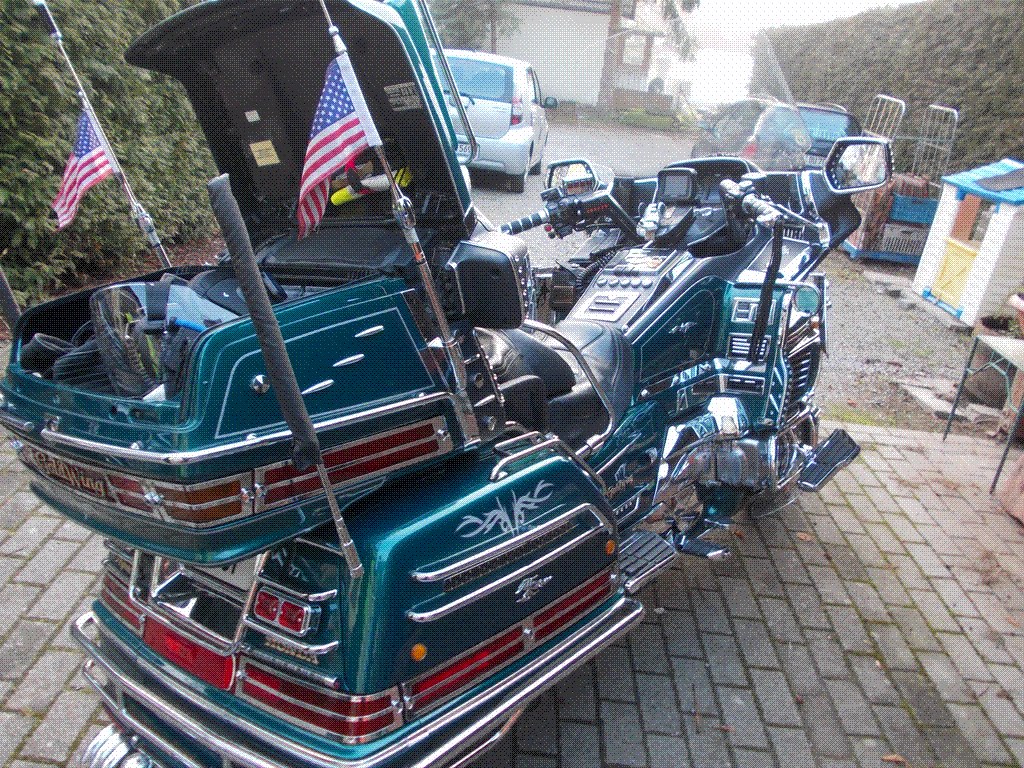 DES GOLDS?? .................... NON DES CATHÉDRALES..................... CELLE DE KONRAD POSSÈDE TOUT L'ARSENALE DU GOLDWINGER CHROMÉ................... TOUTE LA PANOPLIE