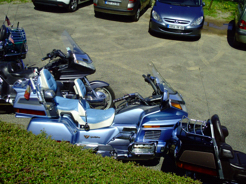 ALLEZ ON ARRÊTE DE REGARDER LES MOTOS.........................