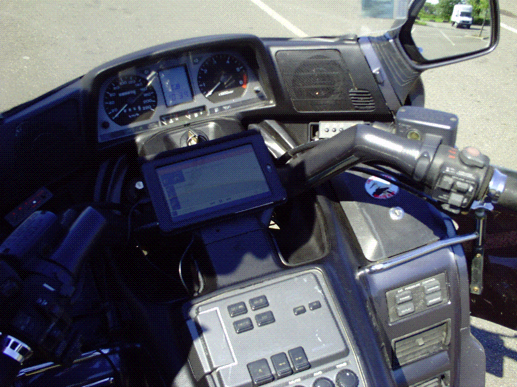 JACK ET SA TABLETTE..............HÉ JACK ELLE BRILLE POUR DE VRAI..................SUPER POLISH DE CHEZ NORAUTO