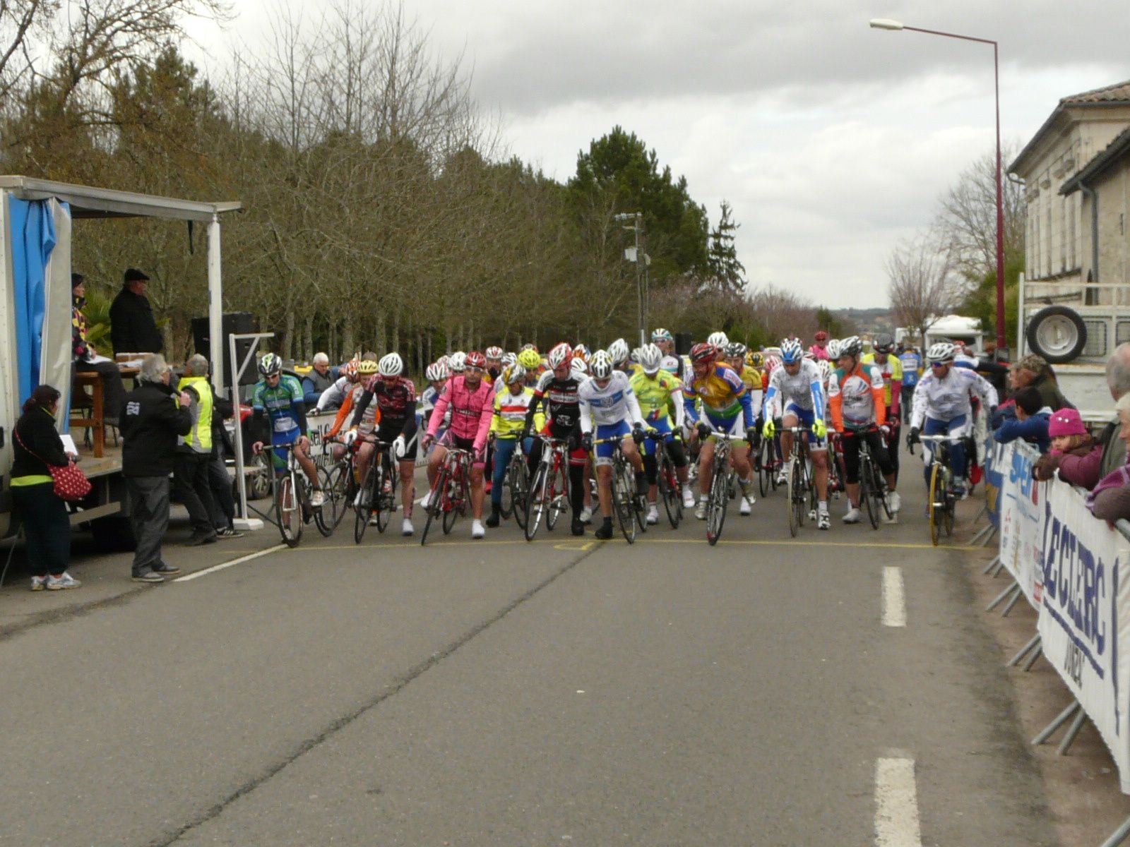 Gros peloton de cyclosportifs à Pouillac