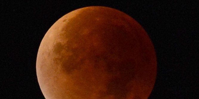 Revivez l'éclipse de la lune rouge, vue du Sud de la France