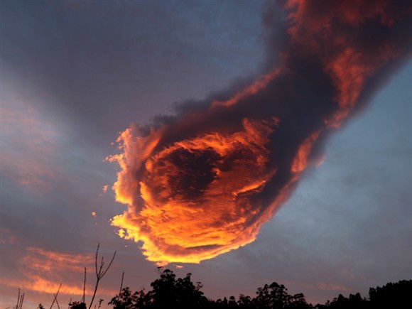 Signes dans le Ciel : Un portugais prend en photo ce qu'il appelle &quot;la main de Dieu&quot;