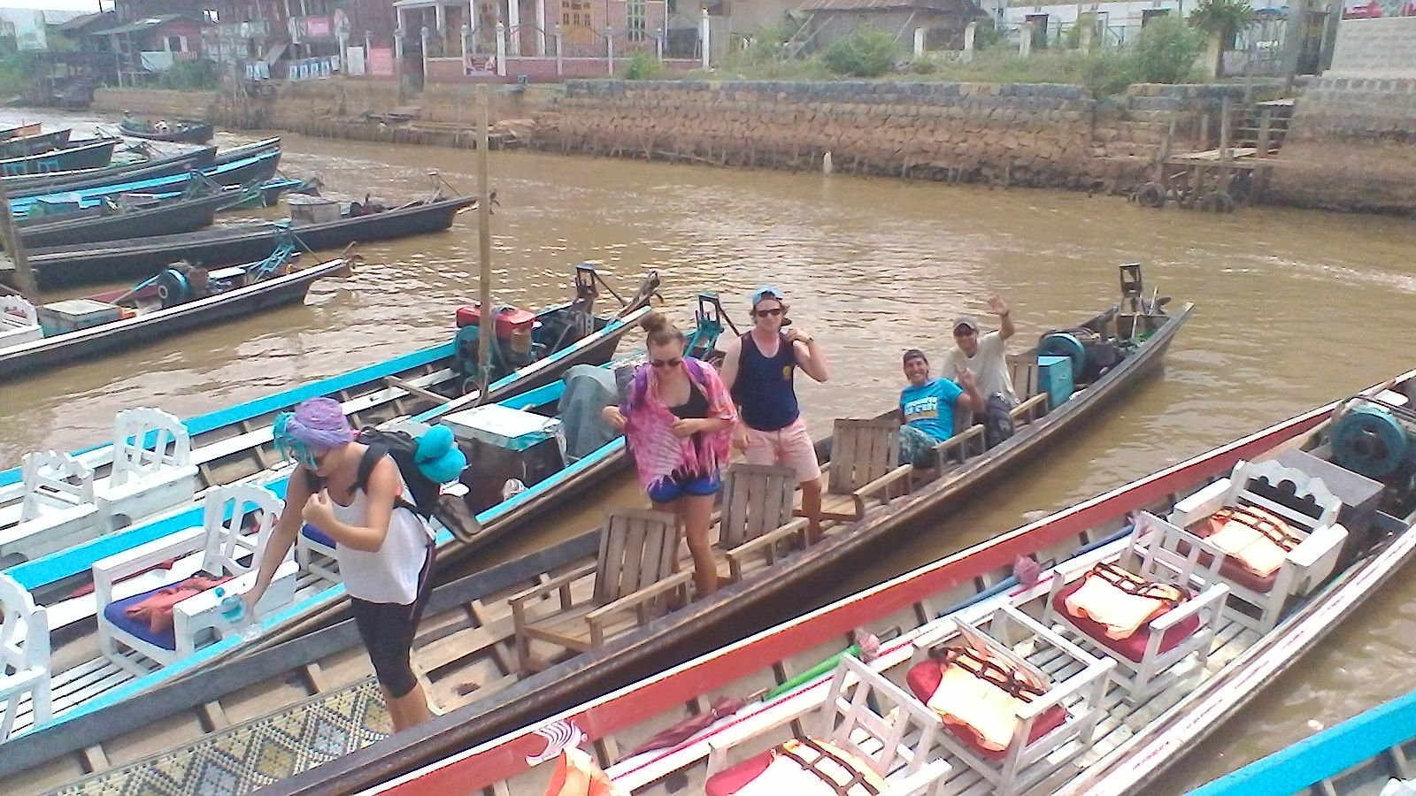 arrivée à la fin du trek , au port .