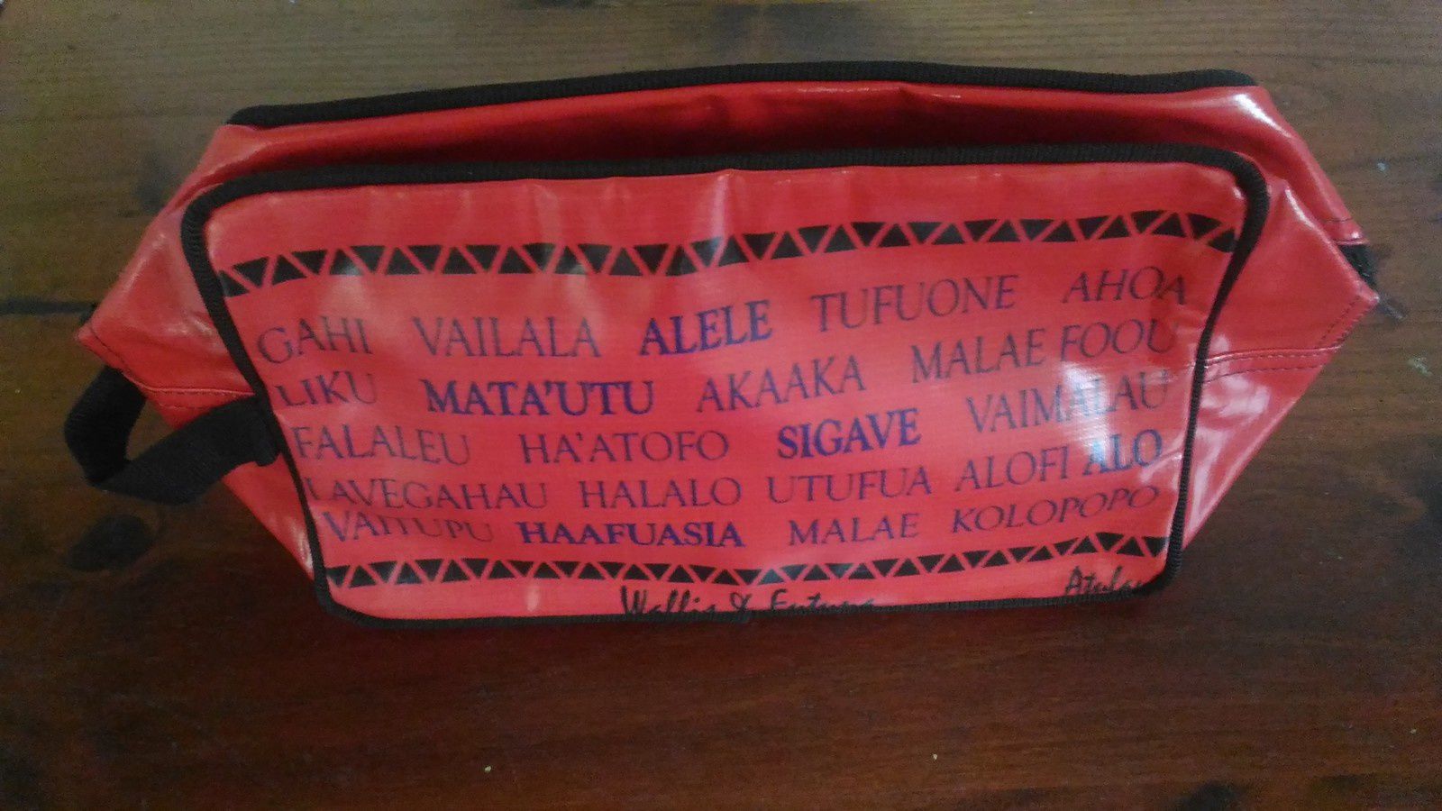 Une trousse de toilette " made for Wallis et Futuna "
