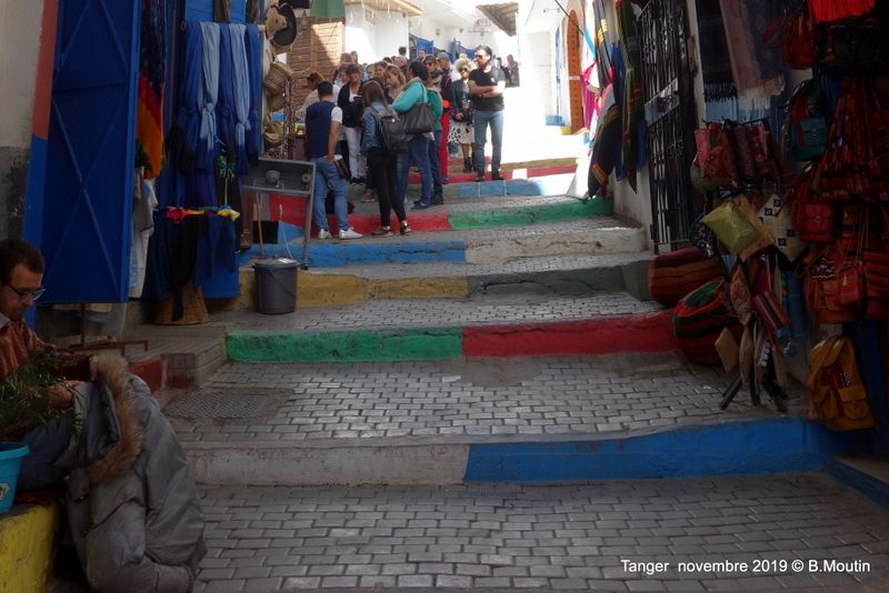 Groupe de touristes dans la Médina de Tanger (3 photos)