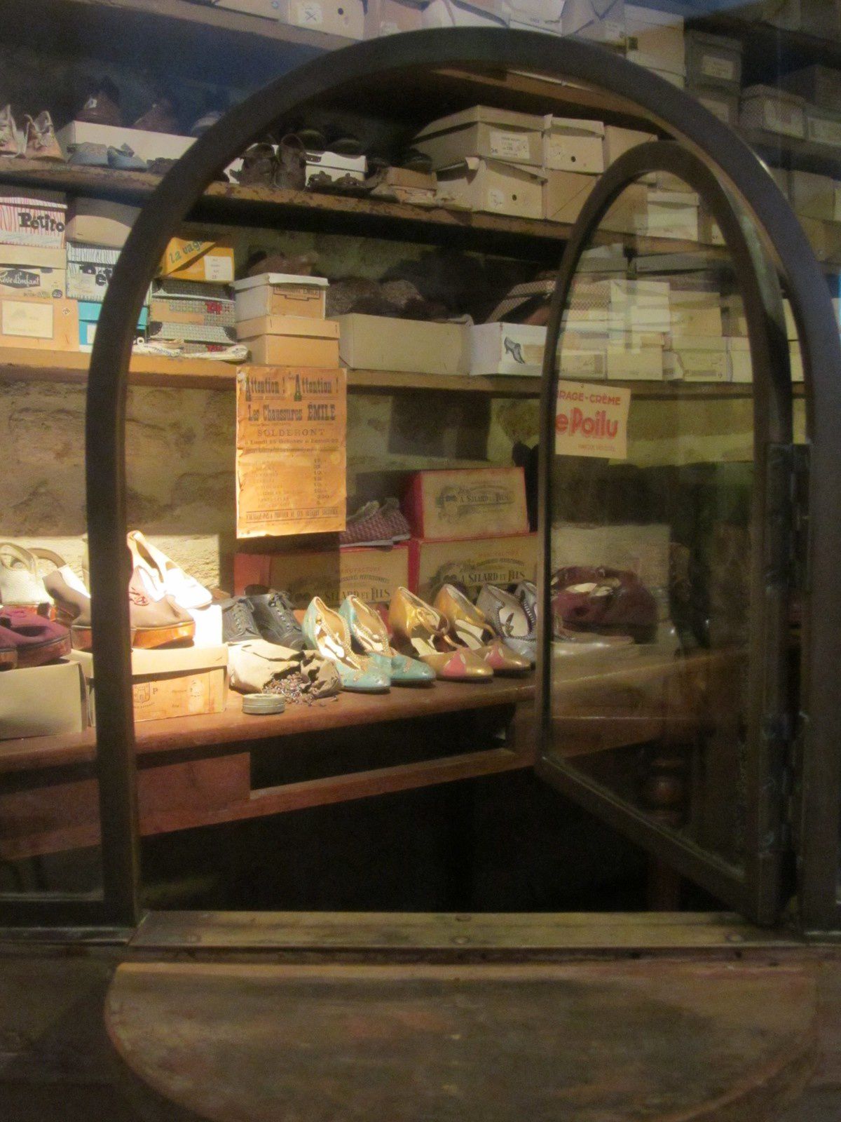 En passant chez le cordonnier d'autrefois, j'ai admiré les jolis souliers...