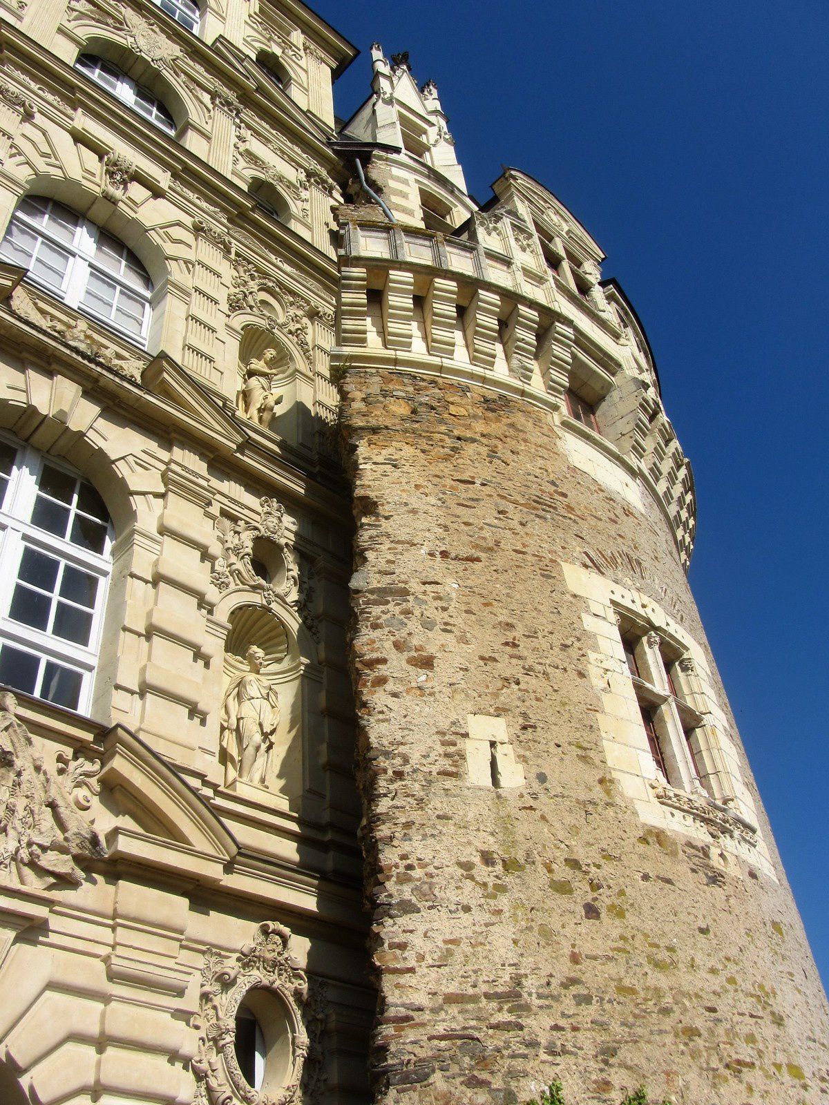 Nous sommes allés visiter le château de Brissac le plus haut château de France : 7 étages !!