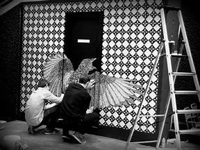 Ce qui m'a permis de chercher sur le net : "Né en 2010 dans une école d'art et de design, le duo Monkey Bird (Singerie Oisive) se compose de deux jeunes pochoiristes...Reproduite le plus souvent en blanc sur fond noir sur de multiples supports, c'est toute une faune qui s'incruste en filigrane dans les rues des villes de plusieurs pays. D'abord à Bordeaux, cité incubatrice de ce tandem prolifique, puis à Paris et Amsterdam, en passant par l'Inde et le Mexique.....le duo exprimeégalement son goût pour le travail de la lettre et l'enluminure