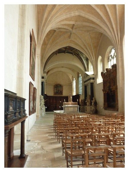 grande nef unique, typique de l'architecture des églises des Cordeliers, était décorée de nombreux vitraux (dont certains fragments sont visibles au musée Lorrain), ainsi que de fresques dont il reste une travée intacte au niveau du chœur.
