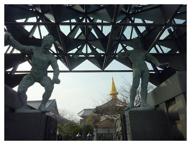 porte principale, avec deux gardiens en bronze (kongōrikishi)