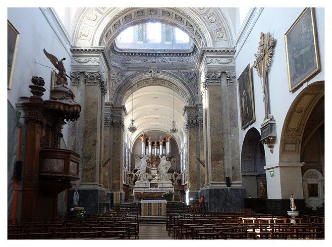 le côté réservé aux fidèles; à gauche : La chaire  du XVIIIe siècle  provenant de l'église Saint-Pierre des Cuisines.