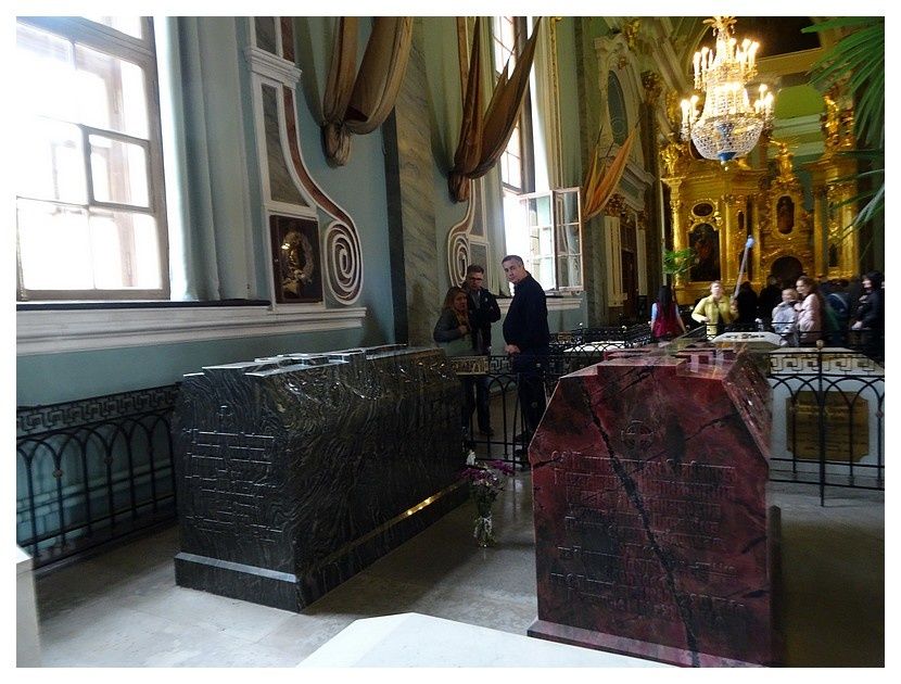 Tombeaux d'Alexandre II de Russie (à gauche) et de Marie de Hesse-Darmstadt (à droite)