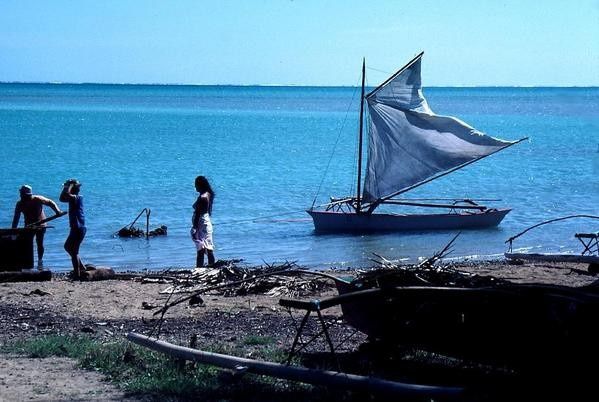 Pirogue à voile de Tubuai, îles Australes, océan Pacifique sud, années 80...