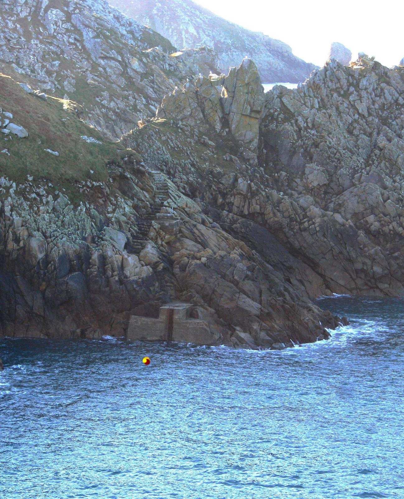 256 - Baie des Trépassés, Pointe du Raz, sentier côtier GR 34, cale de Poul Mostrec, abri côtier du Cap Sizun, Finistère, Bretagne