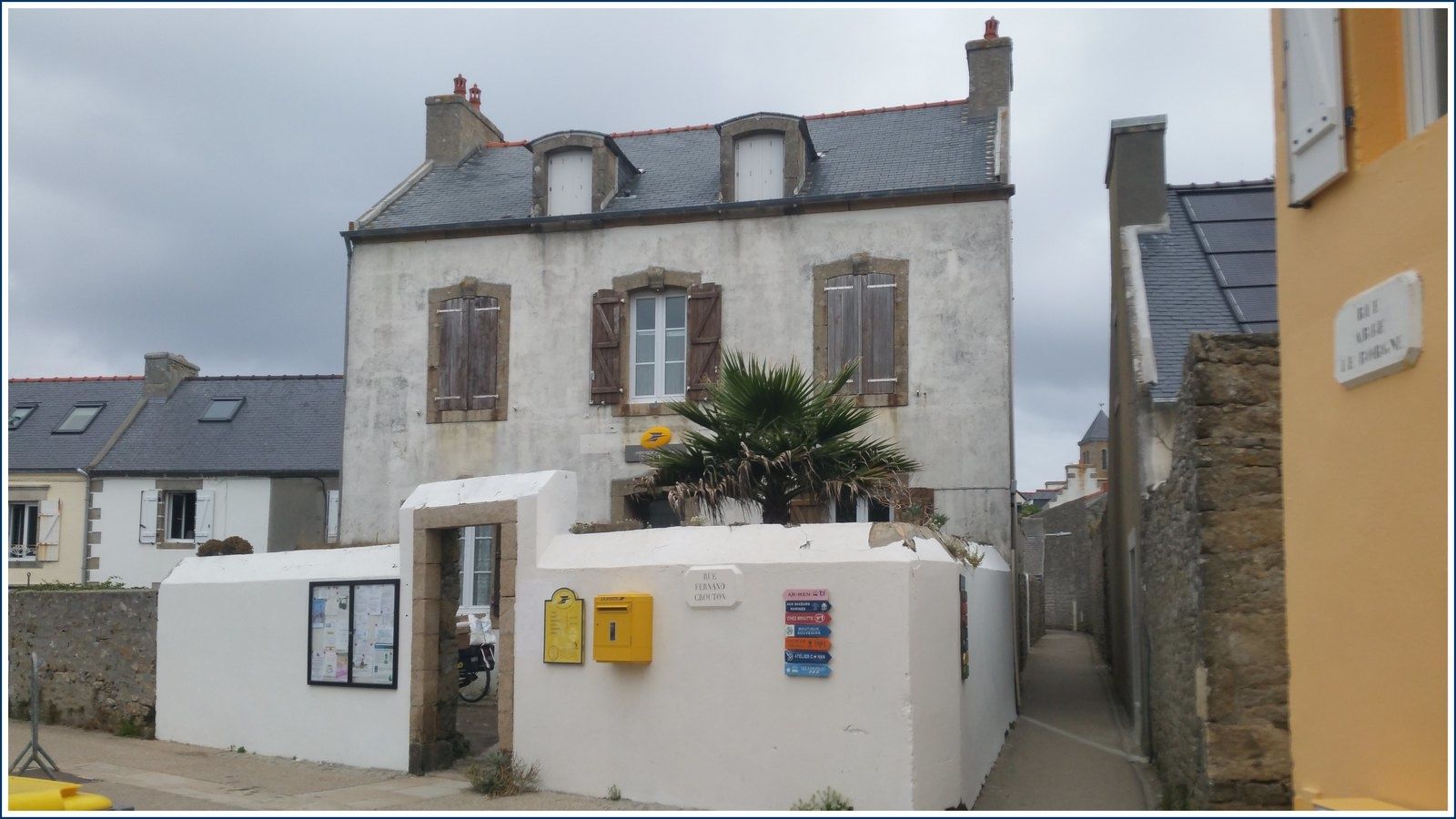 063 - L'île de Sein, clin d'oeil en passant... ça bouge à la poste... GeoMar photos de 1969 ... voiliers Coroébos cap horn JJ Herbulot, Iris, Brin de Folie Jeanneau, Skreo ovni 345 alubat
