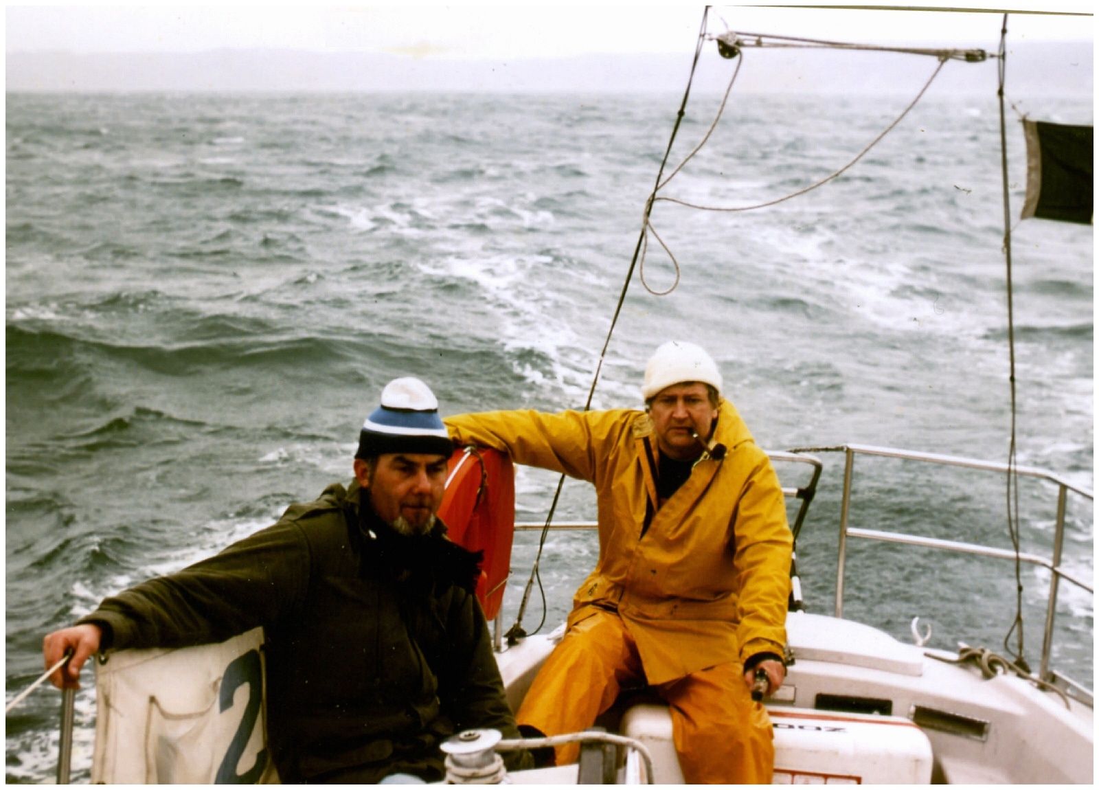 063 - L'île de Sein, clin d'oeil en passant... ça bouge à la poste... GeoMar photos de 1969 ... voiliers Coroébos cap horn JJ Herbulot, Iris, Brin de Folie Jeanneau, Skreo ovni 345 alubat