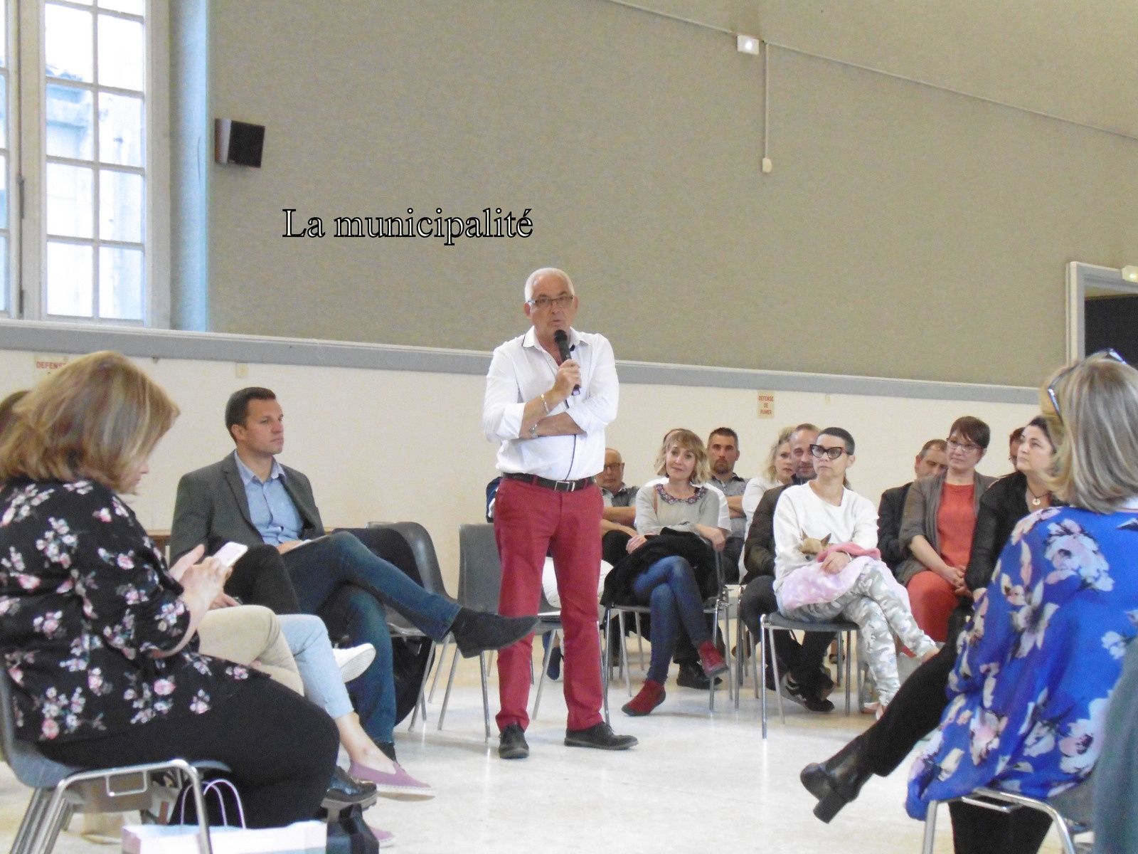 A la droite de l'élu, le " Manager centre ville ", alors chers amis commerçants vite prenez rendez-vous avec cet auxiliaire inespéré...! Et comme toujours avant de refermer provisoirement l'administration de Culture-Histoire... images " Art Crashs ".