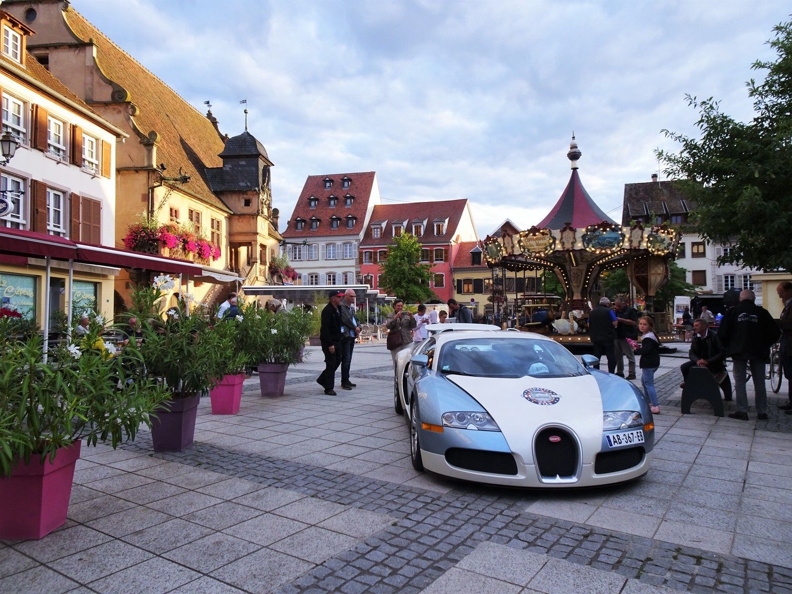 Classiques Aston Martin et Bugatti pilotées par les enfants