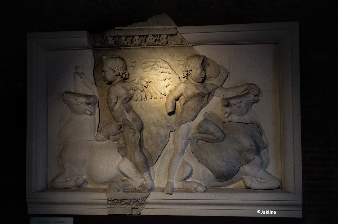 Les forums impériaux...en morceaux!