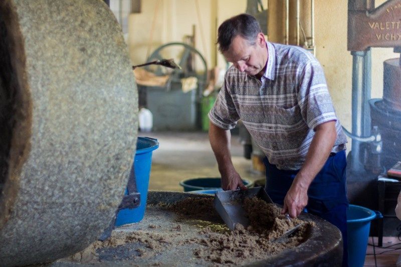 Huilerie artisanale de Blot l'Eglise, dans les Combrailles