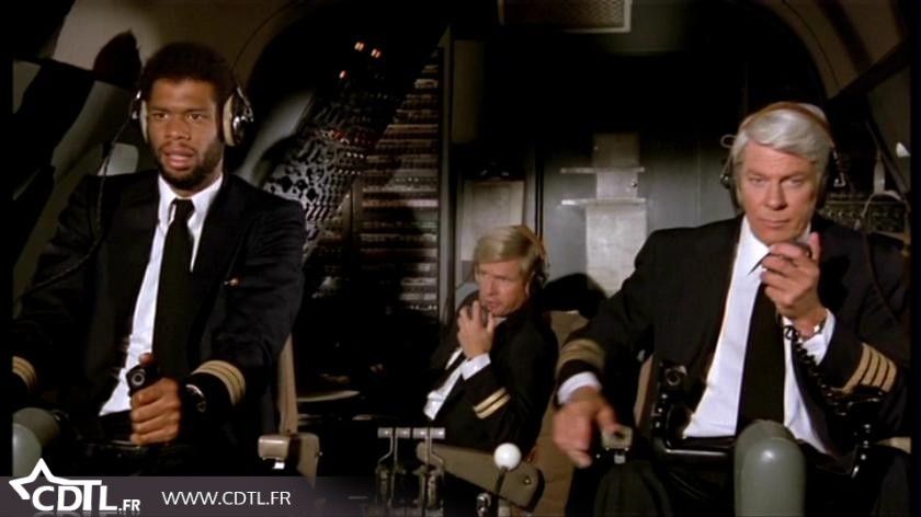 Y'a-t-il un pilote dans l'avion : échange radio entre la tour de contrôle, le capitaine Clarence Oveur, et le copilote prénommé Roger