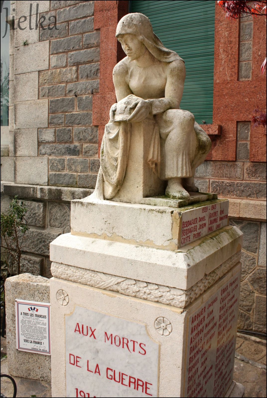 Le monument aux morts de Arles sur Tech est aussi une oeuvre de Manolo Hugué, il se trouve dans le parc de l'hotel de ville.