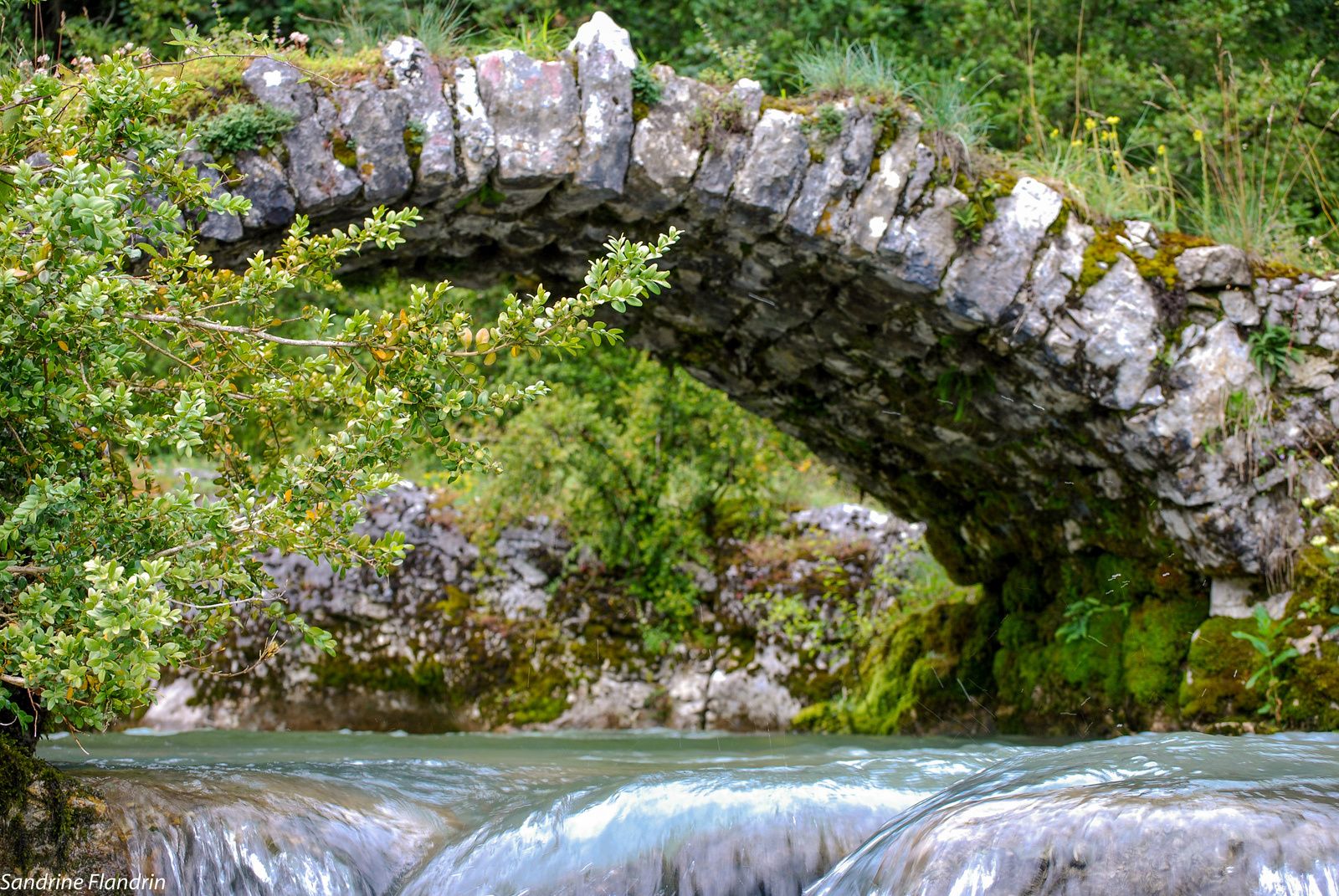 Pont des fées (pont romain) en amont de la cascade des Dards.