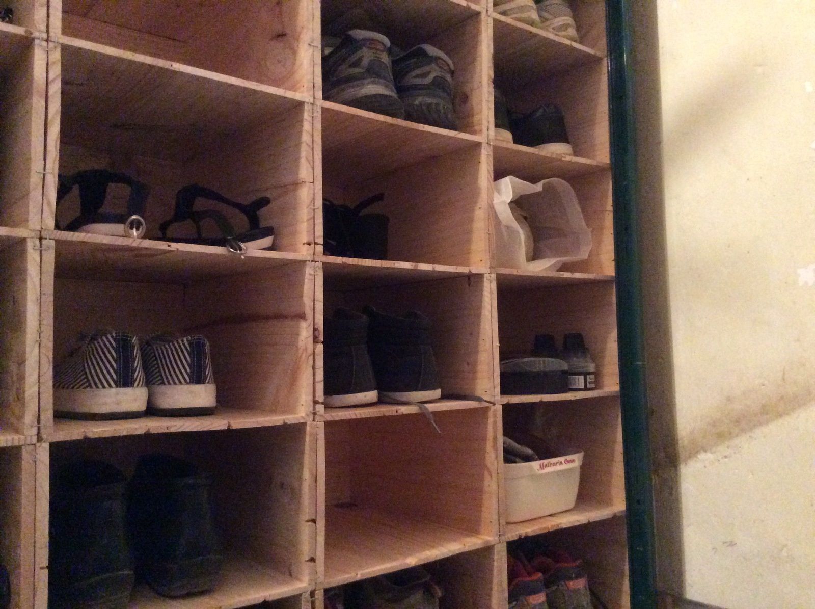 Rangement à chaussures avec caisses à vin - Le blog de nicolepinpin