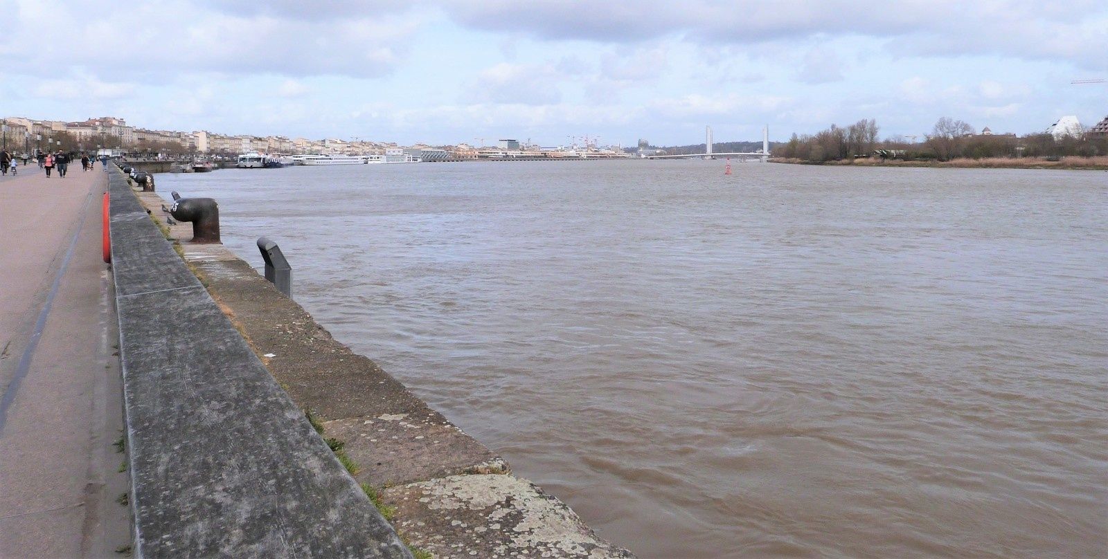 Bordeaux - bord de Garonne