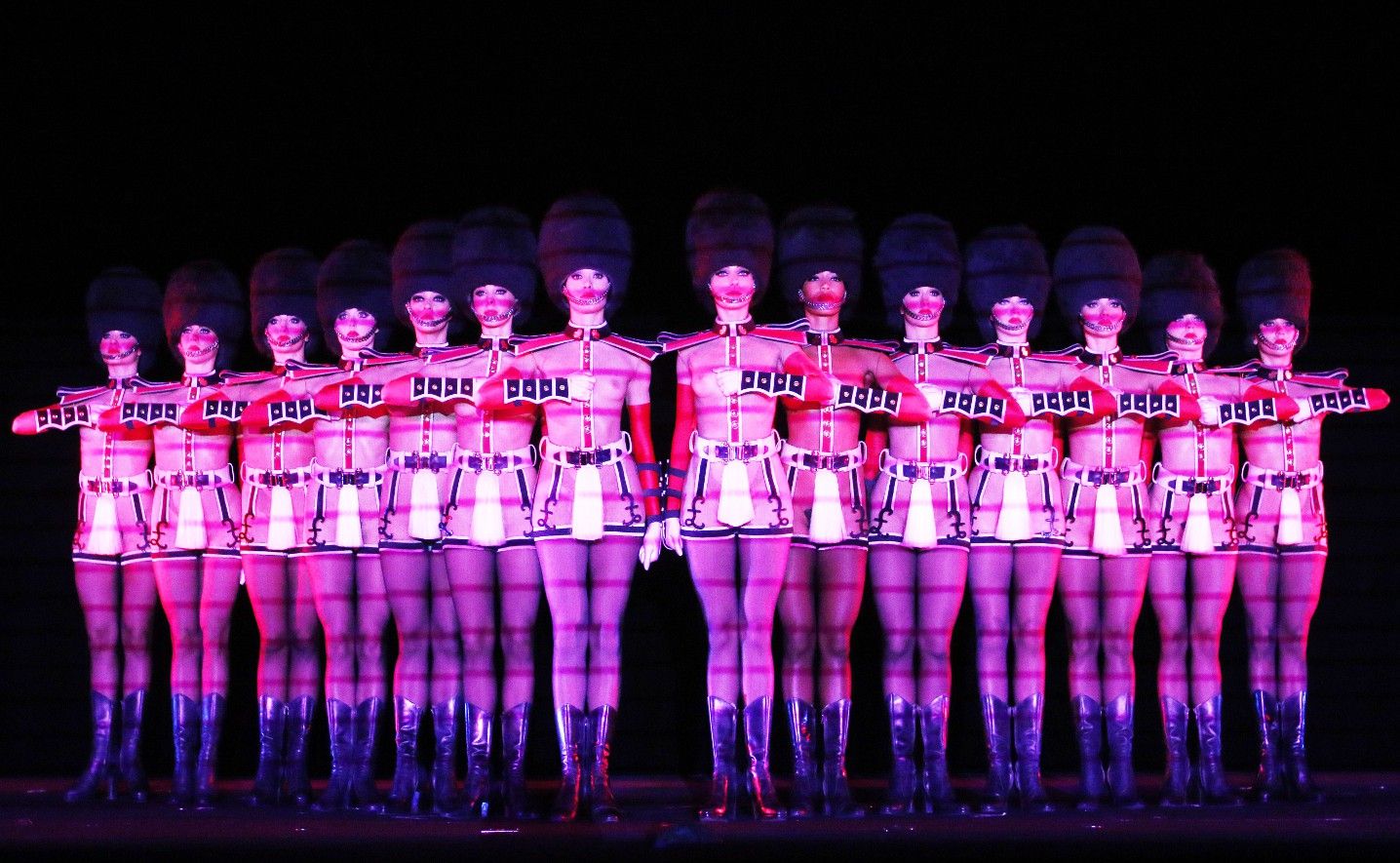 Royal guards numéro cabaret crazy horse - God save our Bareskin
