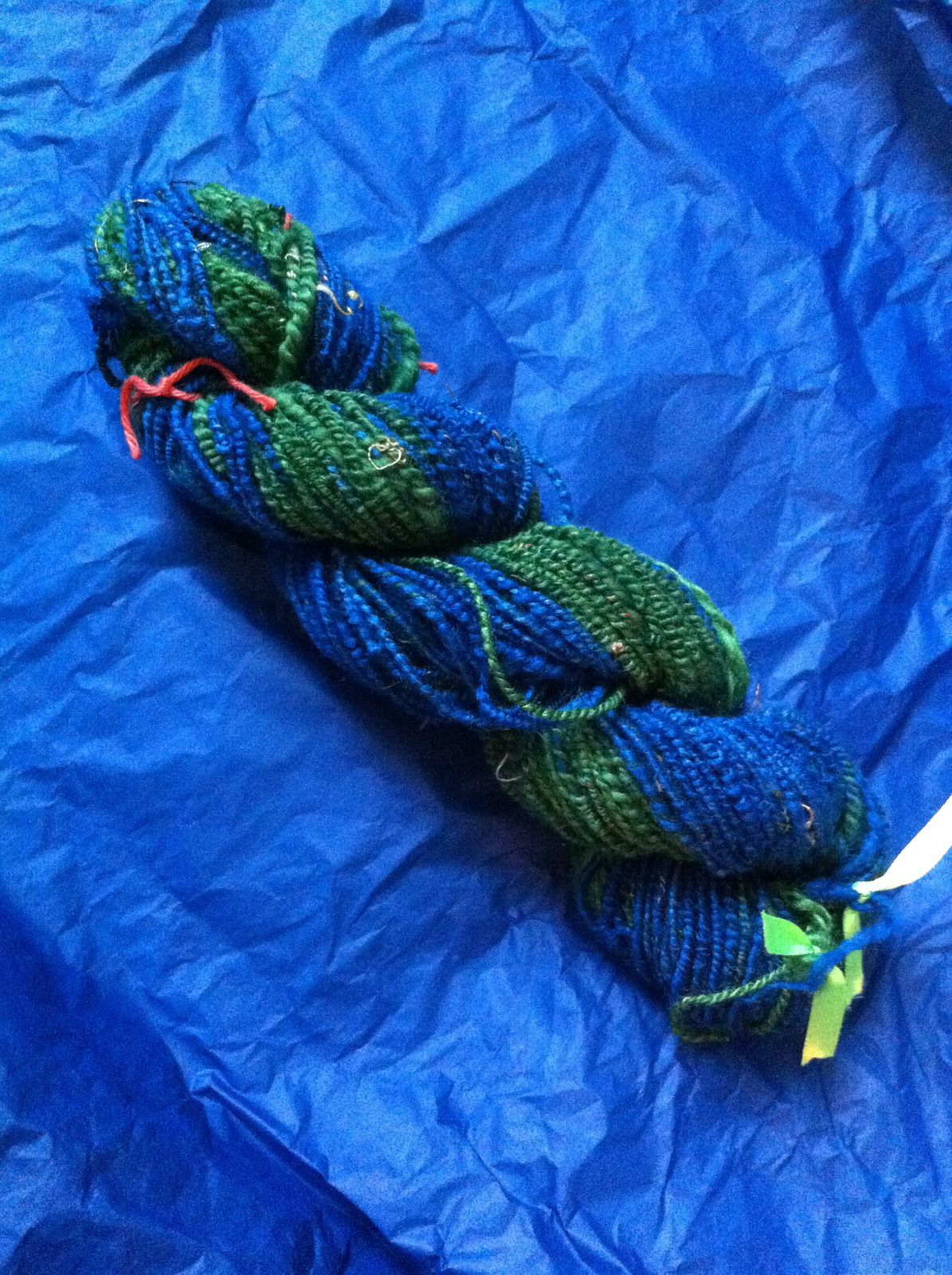 Pelote de laine layette multicolore tons bleus jaunes - Un grand marché