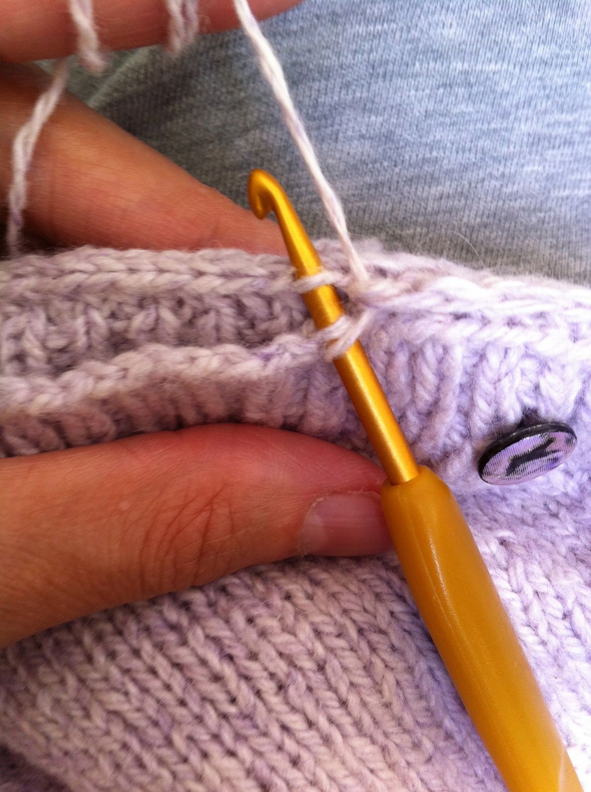 Tuto : Sauver un gilet qui baille entre les boutonnières