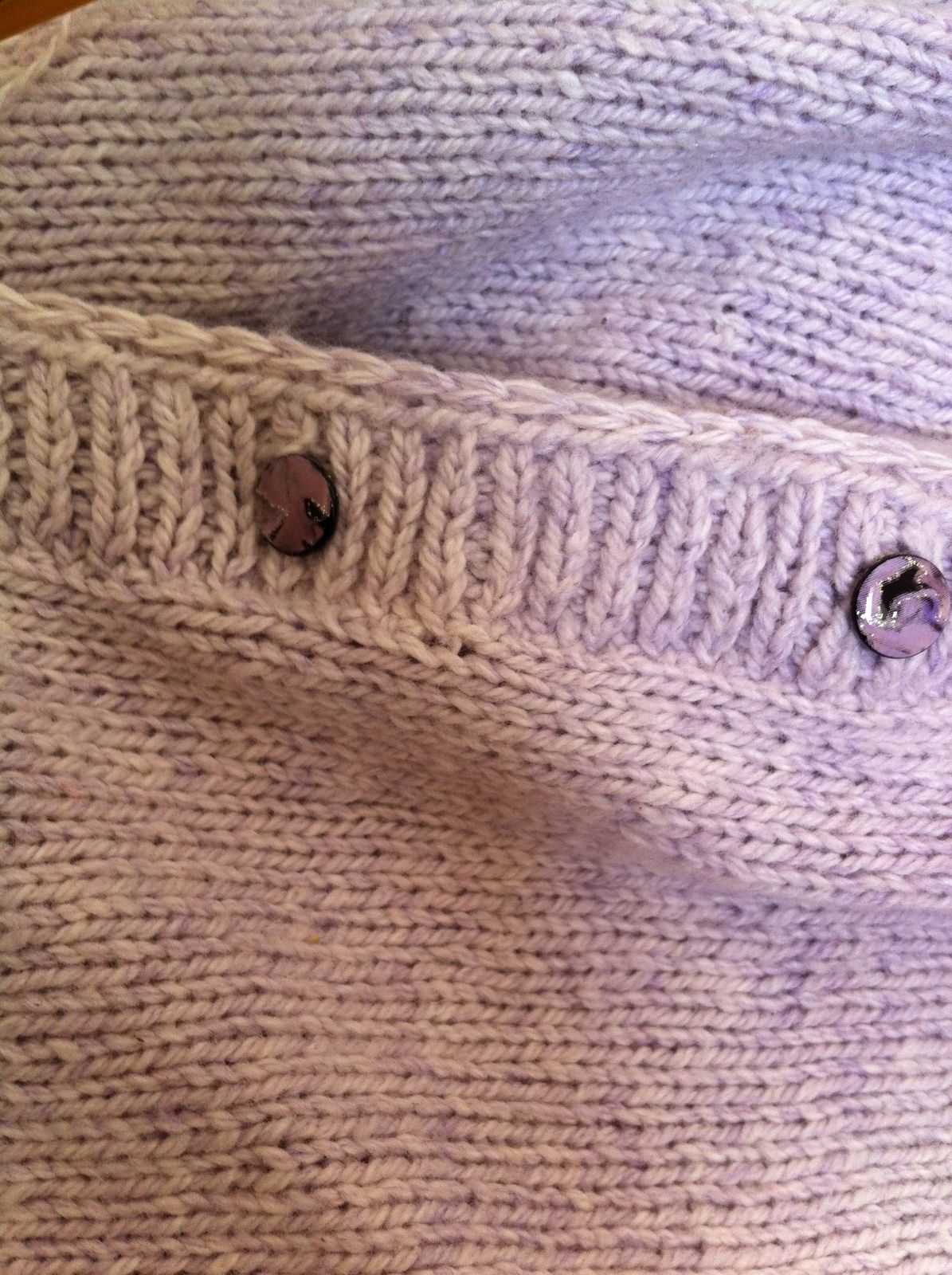 Tuto : Sauver un gilet qui baille entre les boutonnières