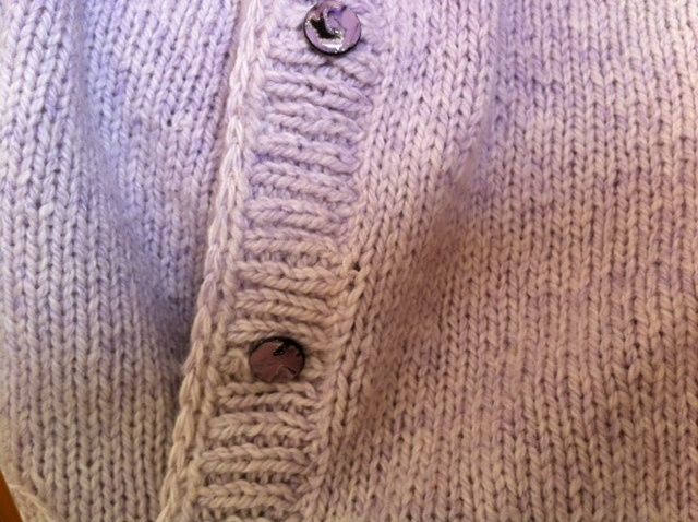 Tuto : Sauver un gilet qui baille entre les boutonnières