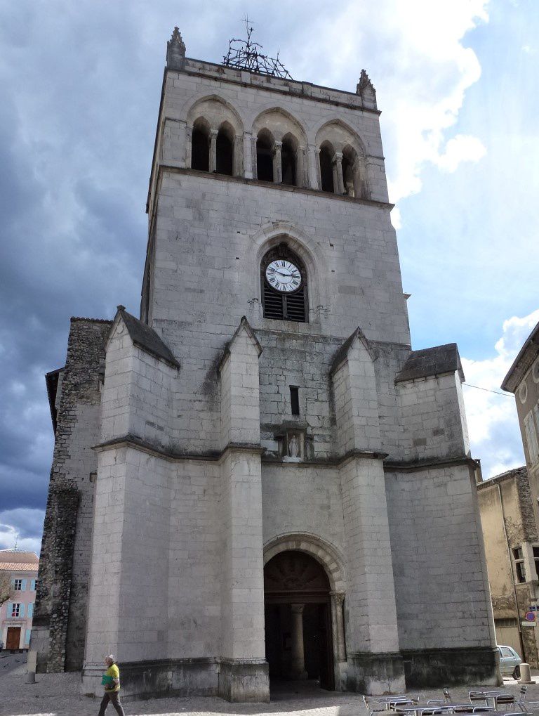 La Cathédrale Notre-Dame de Die vue de la rue du marché