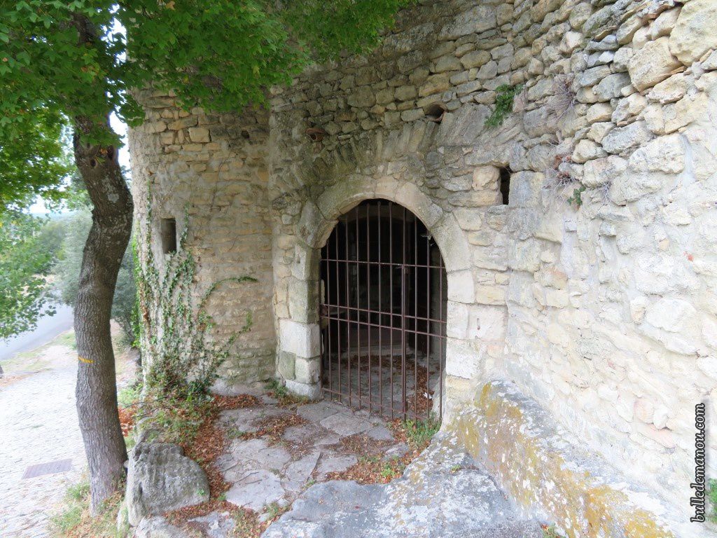 Une belle demeure ancienne de Sivergues, située à côté du fort