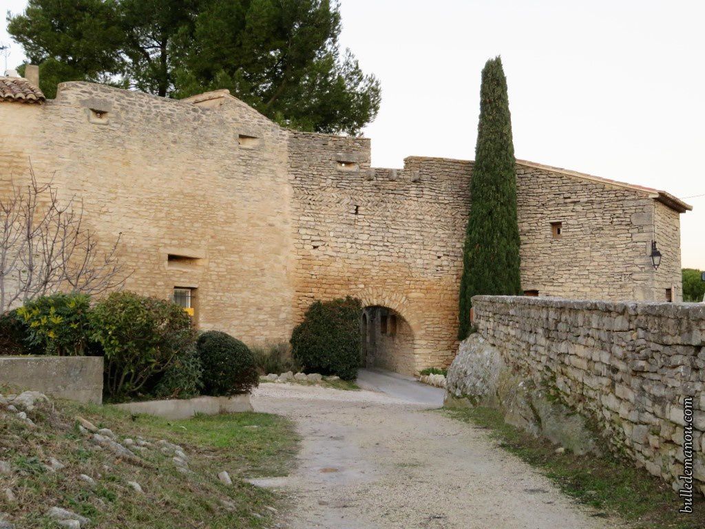 Porte médiévale dans les remparts du premier castrum