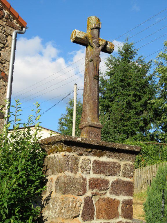 La croix du hameau sitée derrière l'abreuvoir