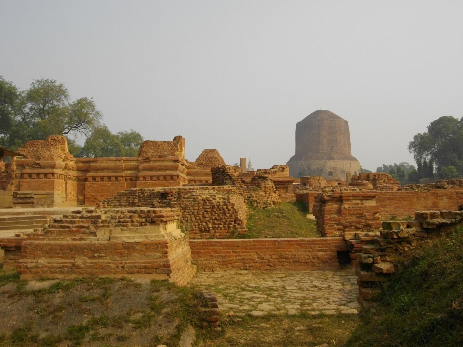 Les monastères anciens près de Sarnath